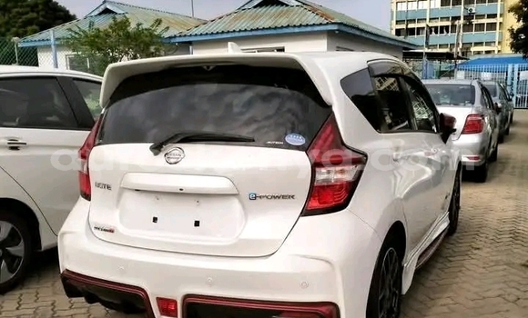 Oofamaa Nissan Note White Makiinaa iti Bute keessatti Northeast Kenya keessatti
