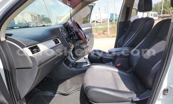 Nunua Ilio tumika Mitsubishi Outlander Nyeupe Gari ndani ya Nairobi nchini Nairobi Nunua Ilio tumika Mitsubishi Outlander Nyeupe Gari ndani ya Nairobi nchini Nairobi