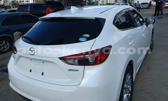 Oofamaa Mazda Axela White Makiinaa iti Bute keessatti Northeast Kenya keessatti Oofamaa Mazda Axela White Makiinaa iti Bute keessatti Northeast Kenya keessatti