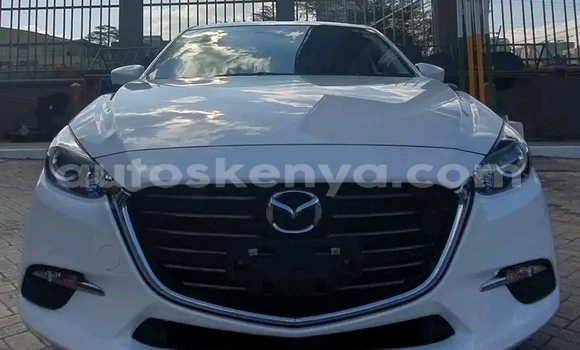 Oofamaa Mazda Axela White Makiinaa iti Bute keessatti Northeast Kenya keessatti Oofamaa Mazda Axela White Makiinaa iti Bute keessatti Northeast Kenya keessatti