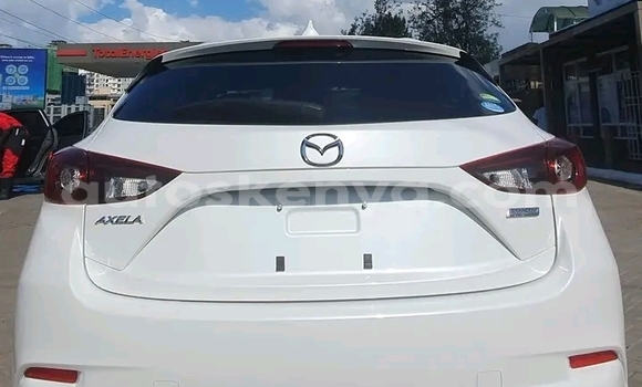 Oofamaa Mazda Axela White Makiinaa iti Bute keessatti Northeast Kenya keessatti Oofamaa Mazda Axela White Makiinaa iti Bute keessatti Northeast Kenya keessatti