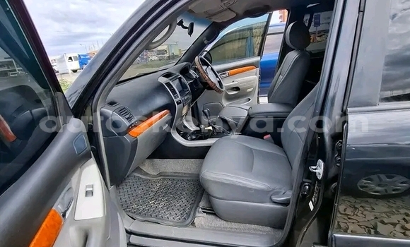 Oofamaa Toyota Land Cruiser Prado Black Makiinaa iti Bute keessatti Northeast Kenya keessatti