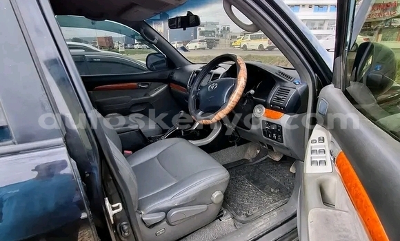 Oofamaa Toyota Land Cruiser Prado Black Makiinaa iti Bute keessatti Northeast Kenya keessatti Oofamaa Toyota Land Cruiser Prado Black Makiinaa iti Bute keessatti Northeast Kenya keessatti