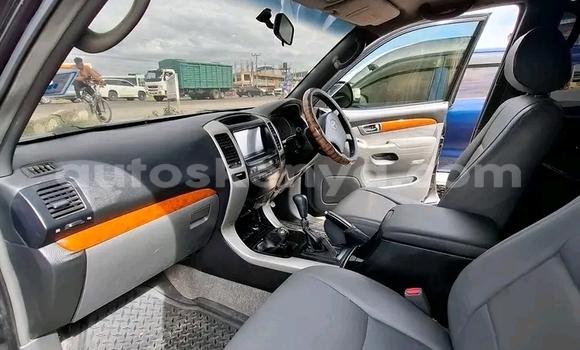 Oofamaa Toyota Land Cruiser Prado Black Makiinaa iti Bute keessatti Northeast Kenya keessatti Oofamaa Toyota Land Cruiser Prado Black Makiinaa iti Bute keessatti Northeast Kenya keessatti