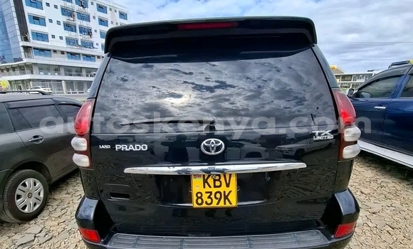 Oofamaa Toyota Land Cruiser Prado Black Makiinaa iti Bute keessatti Northeast Kenya keessatti Oofamaa Toyota Land Cruiser Prado Black Makiinaa iti Bute keessatti Northeast Kenya keessatti