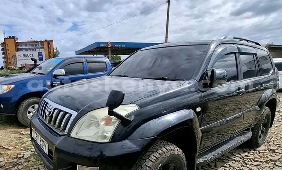 Oofamaa Toyota Land Cruiser Prado Black Makiinaa iti Bute keessatti Northeast Kenya keessatti Oofamaa Toyota Land Cruiser Prado Black Makiinaa iti Bute keessatti Northeast Kenya keessatti