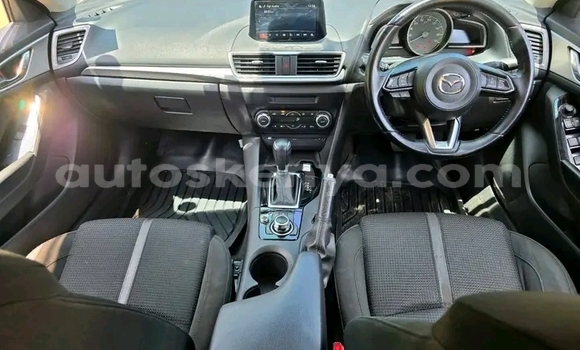 Oofamaa Mazda Axela White Makiinaa iti Bute keessatti Northeast Kenya keessatti Oofamaa Mazda Axela White Makiinaa iti Bute keessatti Northeast Kenya keessatti