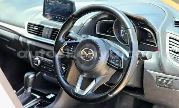 Oofamaa Mazda Axela White Makiinaa iti Bute keessatti Northeast Kenya keessatti Oofamaa Mazda Axela White Makiinaa iti Bute keessatti Northeast Kenya keessatti