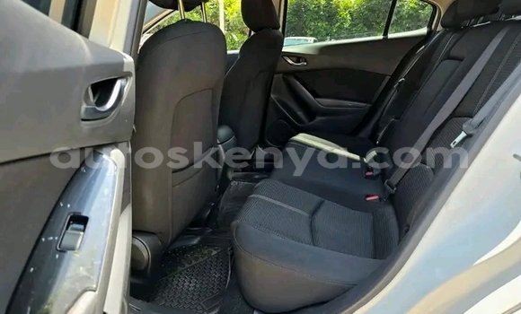 Oofamaa Mazda Axela White Makiinaa iti Bute keessatti Northeast Kenya keessatti Oofamaa Mazda Axela White Makiinaa iti Bute keessatti Northeast Kenya keessatti