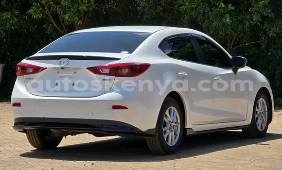Oofamaa Mazda Axela White Makiinaa iti Bute keessatti Northeast Kenya keessatti Oofamaa Mazda Axela White Makiinaa iti Bute keessatti Northeast Kenya keessatti