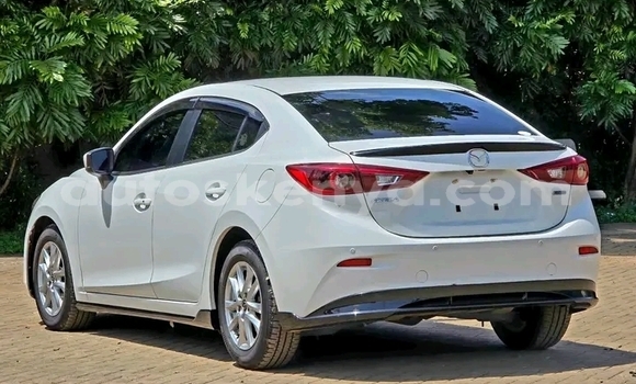Oofamaa Mazda Axela White Makiinaa iti Bute keessatti Northeast Kenya keessatti Oofamaa Mazda Axela White Makiinaa iti Bute keessatti Northeast Kenya keessatti