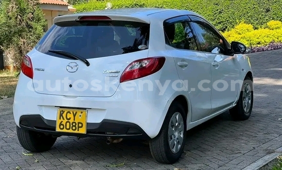 Oofamaa Mazda Demio White Makiinaa iti Bute keessatti Northeast Kenya keessatti Oofamaa Mazda Demio White Makiinaa iti Bute keessatti Northeast Kenya keessatti