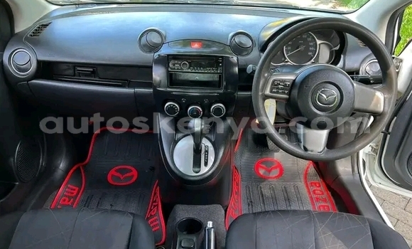 Oofamaa Mazda Demio White Makiinaa iti Bute keessatti Northeast Kenya keessatti Oofamaa Mazda Demio White Makiinaa iti Bute keessatti Northeast Kenya keessatti