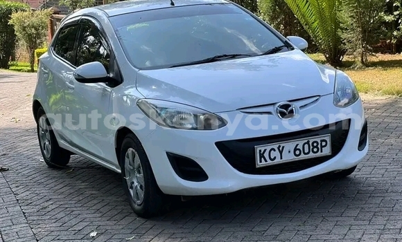 Oofamaa Mazda Demio White Makiinaa iti Bute keessatti Northeast Kenya keessatti Oofamaa Mazda Demio White Makiinaa iti Bute keessatti Northeast Kenya keessatti