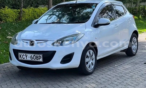 Oofamaa Mazda Demio White Makiinaa iti Bute keessatti Northeast Kenya keessatti Oofamaa Mazda Demio White Makiinaa iti Bute keessatti Northeast Kenya keessatti