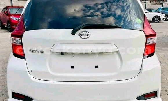 Oofamaa Nissan Note White Makiinaa iti Bute keessatti Northeast Kenya keessatti