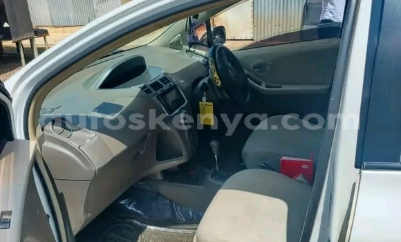 Oofamaa Toyota Vitz White Makiinaa iti Bute keessatti Northeast Kenya keessatti