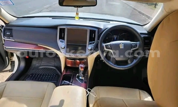 Nunua Ilio tumika Toyota Crown Nyeupe Gari ndani ya Bute nchini Kaskazini Mashariki mwa Kenya