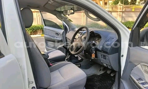 Nunua Ilio tumika Toyota Hilux Nyeupe Gari ndani ya Bute nchini Kaskazini Mashariki mwa Kenya Nunua Ilio tumika Toyota Hilux Nyeupe Gari ndani ya Bute nchini Kaskazini Mashariki mwa Kenya