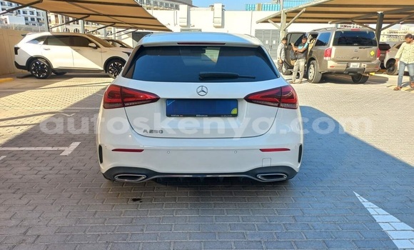 Oofamaa Mercedes-Benz A200 White Makiinaa iti Nairobi keessatti Nairobi keessatti Oofamaa Mercedes-Benz A200 White Makiinaa iti Nairobi keessatti Nairobi keessatti