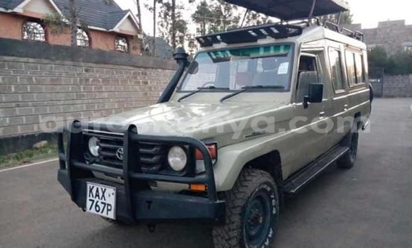 Oofamaa Toyota Land Cruiser Beige Makiinaa iti Machakos keessatti Nairobi keessatti