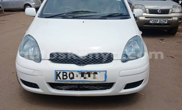 Oofamaa Toyota Vitz White Makiinaa iti Nairobi keessatti Nairobi keessatti