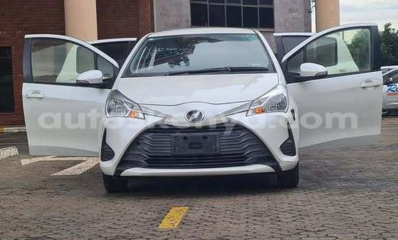 Oofamaa Toyota Vitz White Makiinaa iti Nairobi keessatti Nairobi keessatti