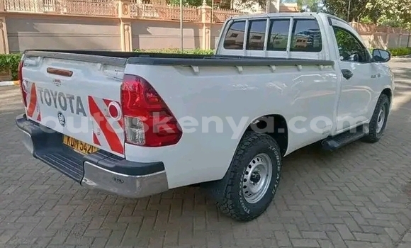Oofamaa Toyota Hilux White Makiinaa iti Bute keessatti Northeast Kenya keessatti