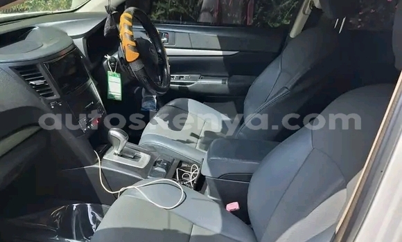 Oofamaa Subaru Legacy White Makiinaa iti Bute keessatti Northeast Kenya keessatti