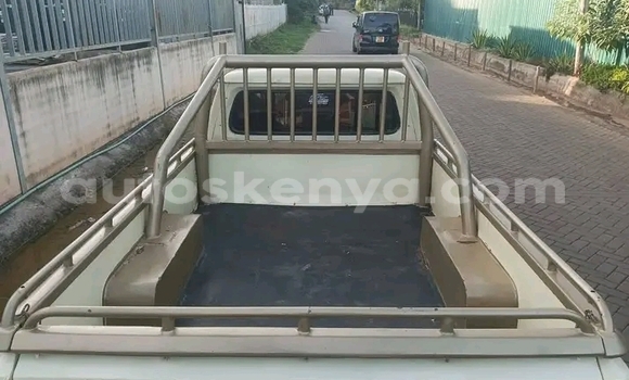 Oofamaa Peugeot 504 White Makiinaa iti Bute keessatti Northeast Kenya keessatti Oofamaa Peugeot 504 White Makiinaa iti Bute keessatti Northeast Kenya keessatti