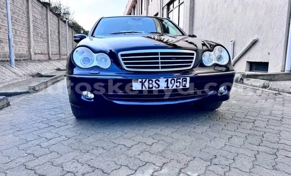 Oofamaa Mercedes‒Benz CLS–Class Black Makiinaa iti Busia keessatti West Kenya keessatti