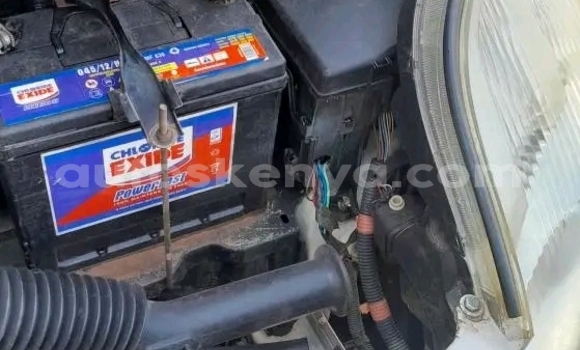 Nunua Ilio tumika Toyota Vitz Nyeupe Gari ndani ya Bute nchini Kaskazini Mashariki mwa Kenya