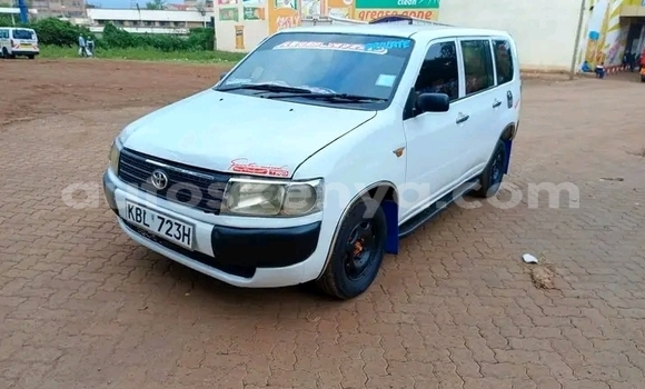 Oofamaa Toyota Probox White Makiinaa iti Bute keessatti Northeast Kenya keessatti