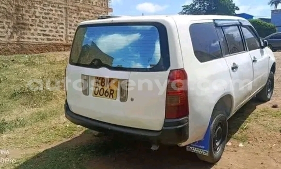 Oofamaa Toyota Succeed White Makiinaa iti Bute keessatti Northeast Kenya keessatti