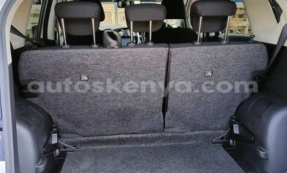 Oofamaa Nissan Note White Makiinaa iti Bute keessatti Northeast Kenya keessatti