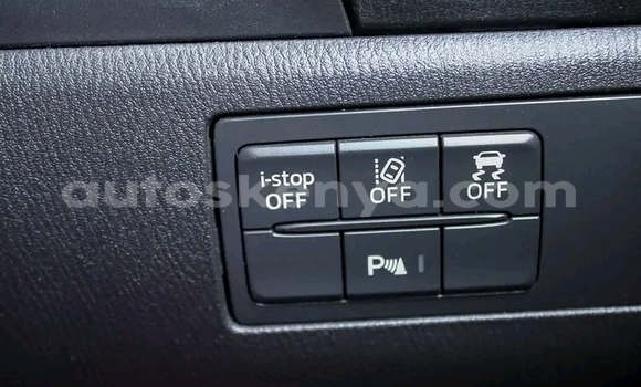 Oofamaa Mazda Axela Black Makiinaa iti Changamwe keessatti Coast keessatti