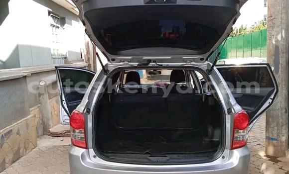 Oofamaa Toyota Fielder White Makiinaa iti Bute keessatti Northeast Kenya keessatti