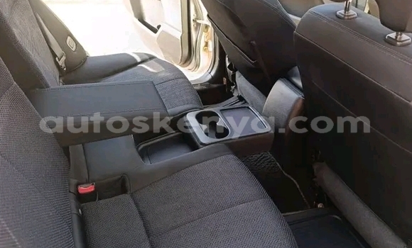 Oofamaa Subaru Forester White Makiinaa iti Bute keessatti Northeast Kenya keessatti Oofamaa Subaru Forester White Makiinaa iti Bute keessatti Northeast Kenya keessatti