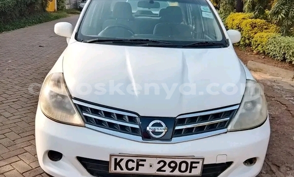 Oofamaa Nissan tiida White Makiinaa iti Bute keessatti Northeast Kenya keessatti Oofamaa Nissan tiida White Makiinaa iti Bute keessatti Northeast Kenya keessatti