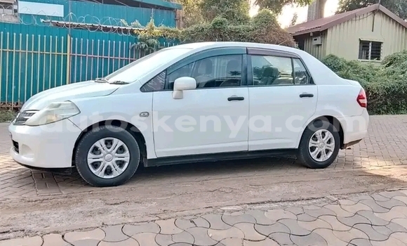 Oofamaa Nissan tiida White Makiinaa iti Bute keessatti Northeast Kenya keessatti Oofamaa Nissan tiida White Makiinaa iti Bute keessatti Northeast Kenya keessatti
