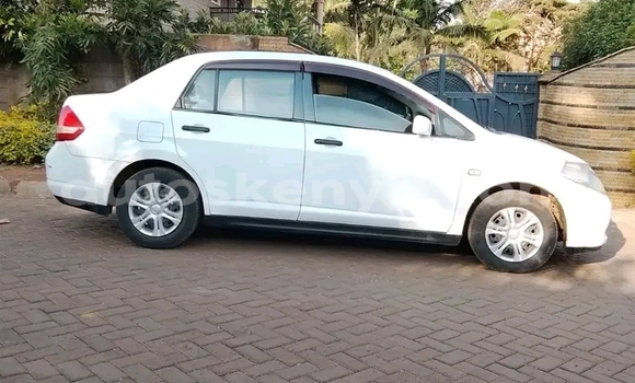 Oofamaa Nissan tiida White Makiinaa iti Bute keessatti Northeast Kenya keessatti Oofamaa Nissan tiida White Makiinaa iti Bute keessatti Northeast Kenya keessatti