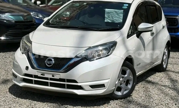 Oofamaa Nissan Note White Makiinaa iti Bute keessatti Northeast Kenya keessatti Oofamaa Nissan Note White Makiinaa iti Bute keessatti Northeast Kenya keessatti