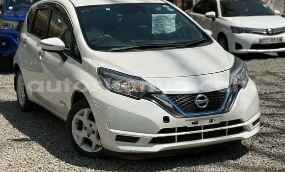 Oofamaa Nissan Note White Makiinaa iti Bute keessatti Northeast Kenya keessatti Oofamaa Nissan Note White Makiinaa iti Bute keessatti Northeast Kenya keessatti