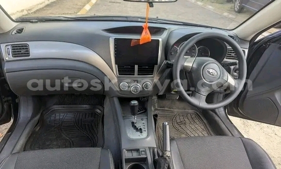 Oofamaa Subaru Impreza Black Makiinaa iti Bute keessatti Northeast Kenya keessatti Oofamaa Subaru Impreza Black Makiinaa iti Bute keessatti Northeast Kenya keessatti