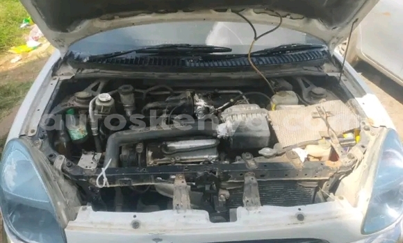 Oofamaa Toyota Duet White Makiinaa iti Bute keessatti Northeast Kenya keessatti