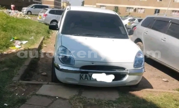 Oofamaa Toyota Duet White Makiinaa iti Bute keessatti Northeast Kenya keessatti Oofamaa Toyota Duet White Makiinaa iti Bute keessatti Northeast Kenya keessatti