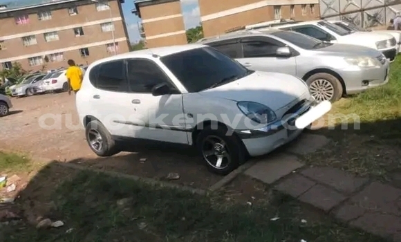 Oofamaa Toyota Duet White Makiinaa iti Bute keessatti Northeast Kenya keessatti Oofamaa Toyota Duet White Makiinaa iti Bute keessatti Northeast Kenya keessatti