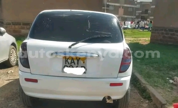 Oofamaa Toyota Duet White Makiinaa iti Bute keessatti Northeast Kenya keessatti Oofamaa Toyota Duet White Makiinaa iti Bute keessatti Northeast Kenya keessatti