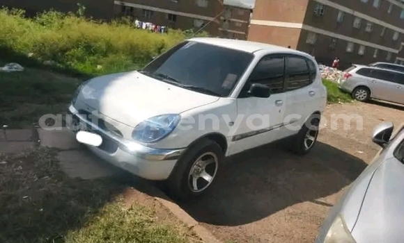 Oofamaa Toyota Duet White Makiinaa iti Bute keessatti Northeast Kenya keessatti Oofamaa Toyota Duet White Makiinaa iti Bute keessatti Northeast Kenya keessatti