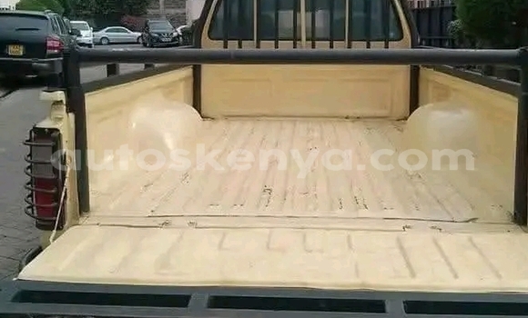 Nunua Ilio tumika Toyota Hilux Nyeupe Gari ndani ya Changamwe nchini Pwani